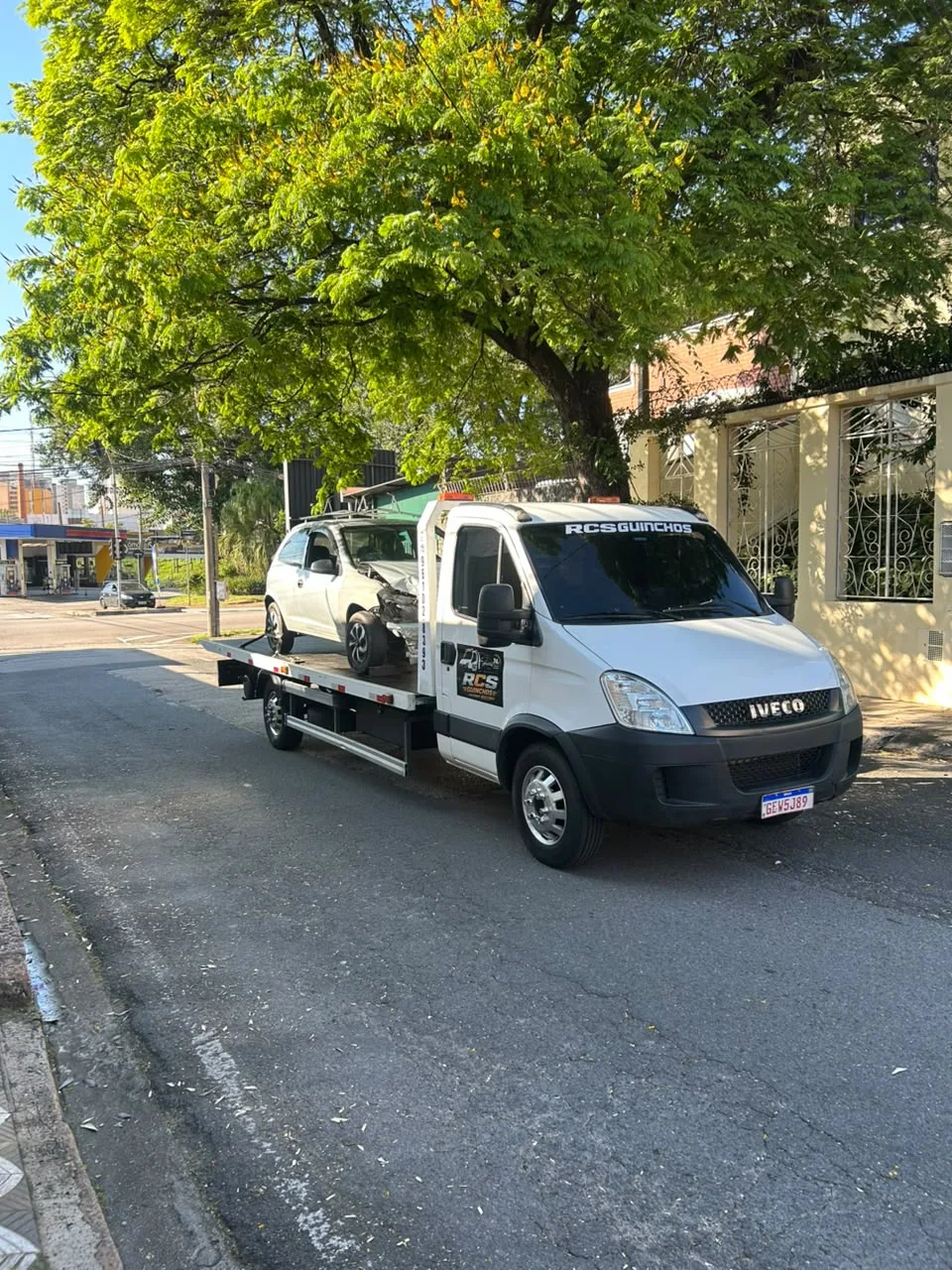 Guincho plataforma da RCS com carro apresentando avaria na parte dianteira